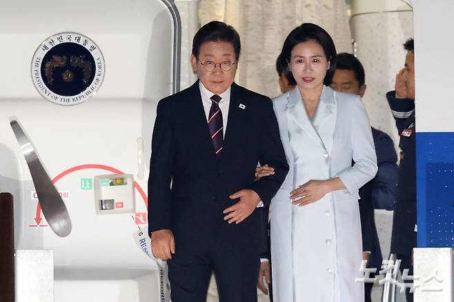 이재명 대통령과 부인 김혜경 여사가 캐나다에서 열린 주요7개국(G7) 정상회의 참석을 마친 후 19일 새벽 경기도 성남 서울공항을 통해 귀국하고 있다. 류영주 기자