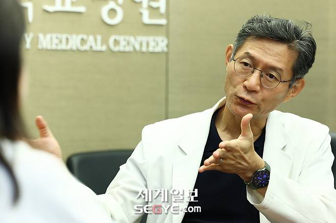 지난 18일 송기호 건국대학교병원 내분비대사내과 교수는 세계일보와의 인터뷰에서 “갑상선 기능 저하증은 극심한 피로감, 붓기, 탈모, 변비 등 증상이 나타난다”고 설명했다. 한윤종 기자