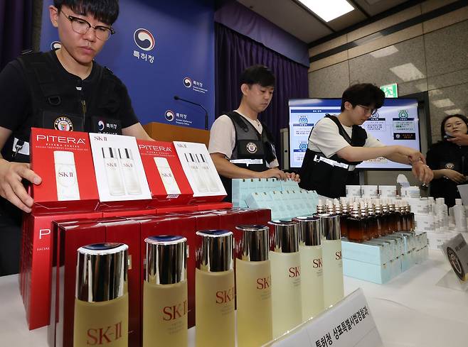 특허청 상표특별사법경찰이 19일 압수한 ‘짝퉁’ 화장품들을 정리하고 있다. 대전=뉴스1