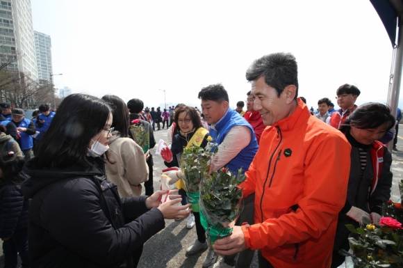 이강덕 포항시장(오른쪽)이 시민에게 장미를 전달하고 있다. 포항시 제공