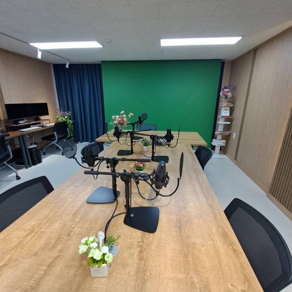 강서구 강서뉴디미어지원센터 ‘열린 스튜디오’ - 서울 강서구 강서뉴미디어지원센터 열린스튜디오에서 실시간 토크쇼 등을 제작할 수 있다. 강서구 제공