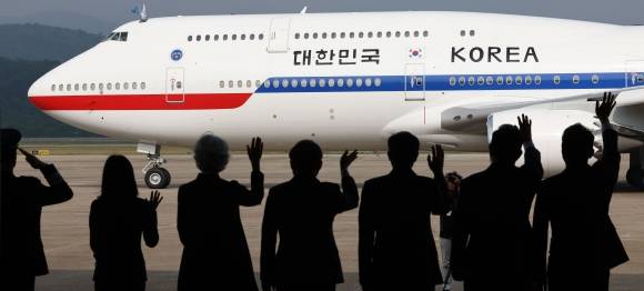 이재명 대통령이 지난 16일 경기 성남 서울공항에서 주요 7개국(G7) 정상회의에 참석하기 위해 캐나다로 출국하는 공군1호기에 탑승하자 대통령실 참모진 등이 손을 흔들어 인사하고 있다. 연합뉴스