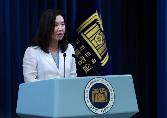 강유정 대통령실 대변인이 19일 서울 용산 대통령실 청사에서 브리핑을 통해 이재명 대통령의 양방 주치의로 박상민 서울대 가정의학과 교수를 위촉했다고 발표하고 있다. 2025.6.19 연합뉴스