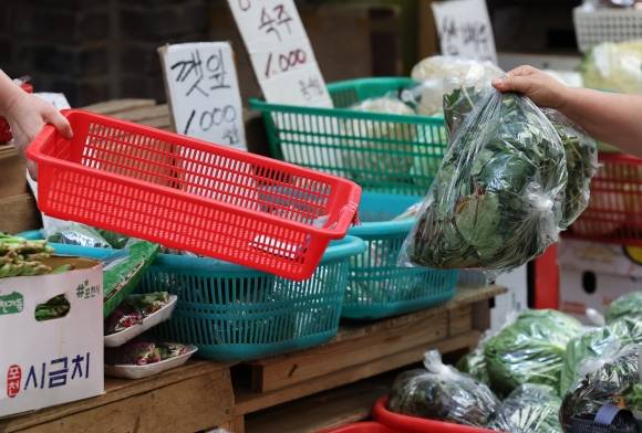 19일 오후 서울 마포구 망원시장에서 시민들이 장을 보고 있다. 2025.6.19 뉴스1
