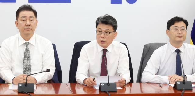 진성준(가운데) 더불어민주당 정책위의장이 19일 국회에서 열린 정책조정회의에 참석해 발언하고 있다. 오승현 기자 2025.06.19