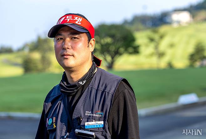 18년 차 캐디인 조정철 분회장은 2024년 7월 오션비치 골프장에서 캐디 노조를 만들었다.ⓒ시사IN 박미소