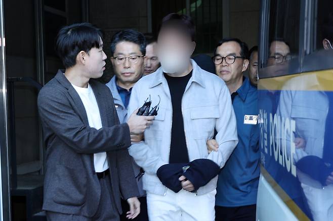 2024년 10월4일 오전 광주 서구 서부경찰서에서 '마세라티 뺑소니 사망사고'의 가해 운전자인 김아무개씨가 검찰로 송치되고 있다. ⓒ연합뉴스