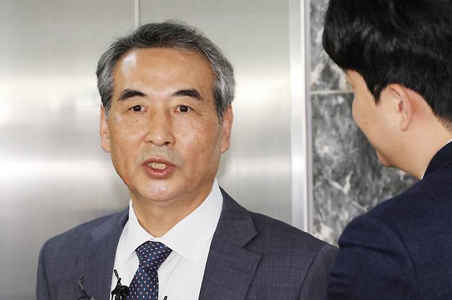 윤석열 전 대통령의 부인 김건희 여사 의혹을 수사할 민중기 특별검사가 지난 17일 서울 서초구 사무실 앞에서 취재진의 질문에 답하고 있다. ⓒ연합뉴스