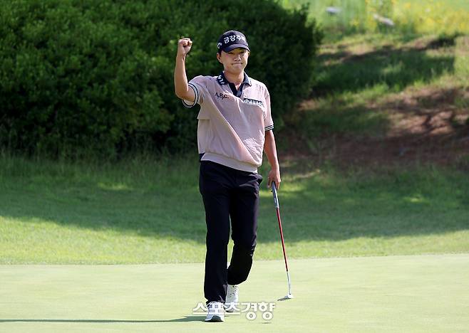 옥태훈이 19일 경남 양산 에이원CC에서 열린 KPGA 투어 제68회 KPGA 선수권 1라운드 13번홀에서 이글 퍼트를 넣은 뒤 주먹을 불끈 쥐며 기뻐하고 있다. |KPGA 제공