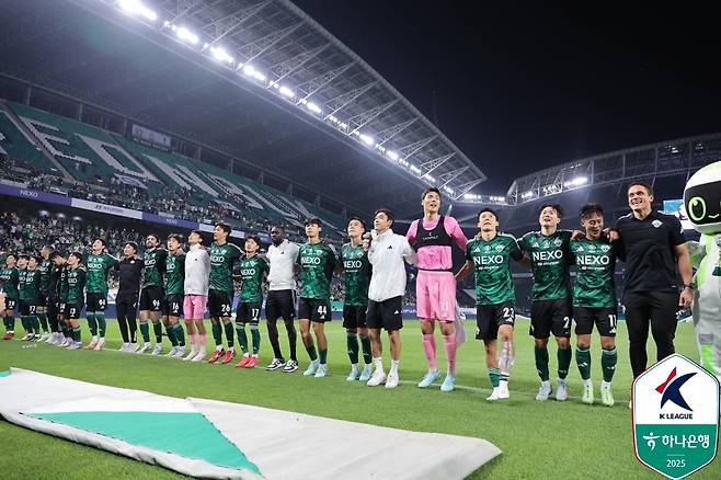 전북 현대 선수들이 지난 17일 수원FC와의 홈경기 3-2 승리 후 서포터스와 승리 세리머니를 하고 있다. /사진=한국프로축구연맹 제공
