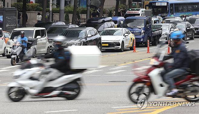 배달앱 상생요금제 재구성 논의 (서울=연합뉴스) 강민지 기자 = 상생요금제가 개편될 조짐이다. 업계에 따르면 더불어민주당 '을(乙) 지키는 민생 실천 위원회'(을지로위원회)는 배달플랫폼-입점업체 상생협의체 논의 결과 마련된 상생요금제에서 벗어나 점주의 부담을 줄일 수 있는 새로운 요금제를 만든다는 목표를 세웠다. 사진은 17일 서울 테헤란로를 오가는 라이더 모습. 2025.6.17 mjkang@yna.co.kr