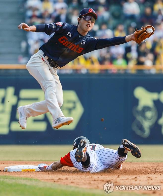 박해민 도루 (서울=연합뉴스) 신현우 기자 = 23일 서울 잠실야구장에서 열린 프로야구 2025 신한 SOL 뱅크 KBO리그 롯데 자이언츠와 LG 트윈스의 경기.
4회말 2사 1루 LG 구본혁 타석 때 1루 주자 박해민이 도루하고 있다. 2025.3.23 nowwego@yna.co.kr