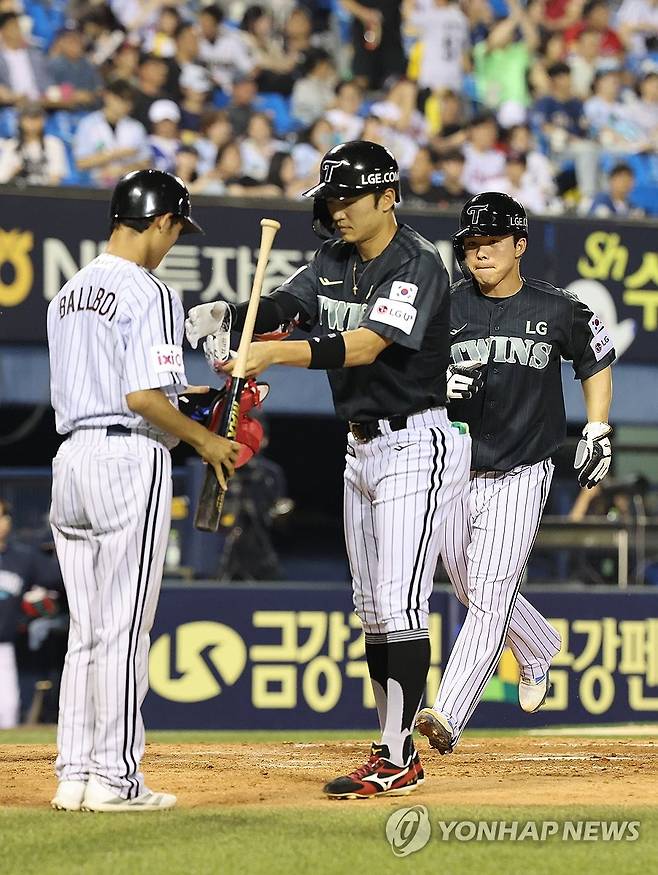 볼넷 출루와 홈인 (서울=연합뉴스) 임화영 기자 = 18일 서울 잠실야구장에서 열린 프로야구 NC 다이노스와 LG 트윈스의 경기.
5회말 무사 만루 볼넷으로 출루하는 LG 박해민 뒤로 문성주가 홈인하고 있다. 2025.6.18 hwayoung7@yna.co.kr