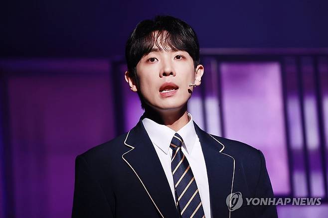 열연하는 이준 (서울=연합뉴스) 진연수 기자 = 가수 겸 배우 이준이 19일 오후 서울 강남구 코엑스 신한카드 아티움에서 열린 뮤지컬 '오늘 밤, 세계에서 이 사랑이 사라진다 해도' 프레스콜에서 주요 장면을 시연하고 있다. 2025.6.19 jin90@yna.co.kr