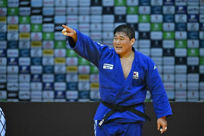 2025 국제유도연맹(IJF) 세계선수권대회 남자 최중량급인 100kg 이상급에서 동메달을 확정한 김민종(양평군청)이 세리머니를 하고 있다. 연합
