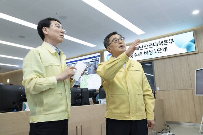 20일 오후 김동연 경기도지사가 경기도청 재난안전상황실을 방문하여 호우 상황을 점검하고 있다. 사진=경기도청