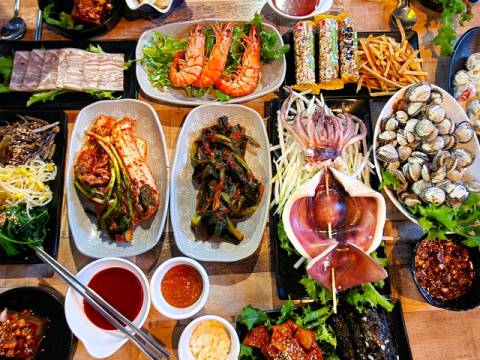 호래기와 멍게, 아카무스 구이에 장어구이, 아나구회까지 정신 없이 음식들이 나온다.