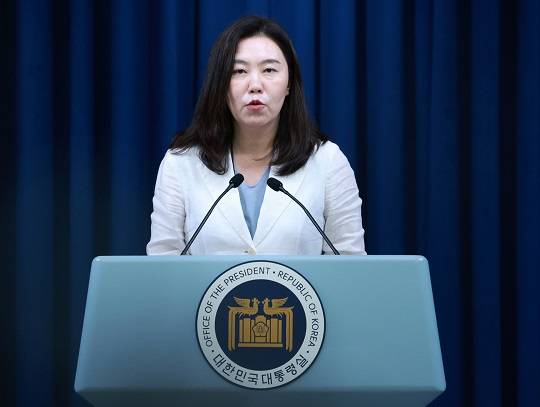 강유정 대변인이 19일 서울 용산구 대통령실 브리핑룸에서 주치의 위촉 관련 브리핑을 하고 있다. 사진=뉴시스