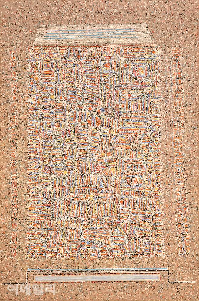 이성자의 ‘천년의 고가’(1961). 1950년대 말부터 1960년대 중반에 걸친 시기에 제작한 ‘여성과 대지’ 연작 중 대표작이다. 기하학적 형태로 구성한 화면에 땅을 파고 곡식을 심듯 짧고 굵은 붓 터치를 무수히 쌓아가며 정교한 질감을 살려냈다. ‘여성과 대지’는 아이를 키우는 어머니, 여성의 삶을 대지에 은유한 표현이다. 작가는 “나는 여자고, 여자는 어머니고, 어머니는 대지다”라고 했다. 여성의 삶을 수용하고 세 아이의 어머니라는 사실에 자긍심을 가졌던 작가에겐 아이들을 향한 모성애가 작업의 이유이자 삶의 목적이었다. 지난 5월 1일 국립현대미술관 서울에서 개막한 ‘MMCA 서울 상설전: 한국현대미술 하이라이트’에 걸렸다. 캔버스에 유화 물감, 196×129.5㎝. 국립현대미술관(이건희컬렉션) 소장.