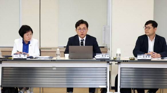 홍창남 국정기획위원회 사회2분과위원장이 20일 경기 정부과천청사 방송통신위원회에서 열린 국정기획위원회 업무보고에서 발언하고 있다.(사진=공동취재, 연합뉴스)