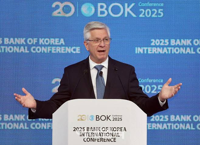 크리스토퍼 월러 미국 연방준비제도 이사가 지난 2일 서울 중구 한국은행 신축별관 컨퍼런스홀에서 열린 ‘BOK 국제컨퍼런스’에서 기조연설을 하고 있다.