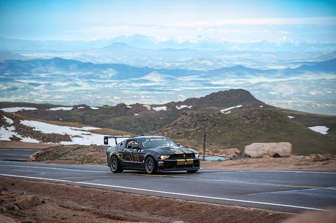 아웨이다 레이싱 팀 소속 댄 아웨이다 선수의 포드 머스탱 보스