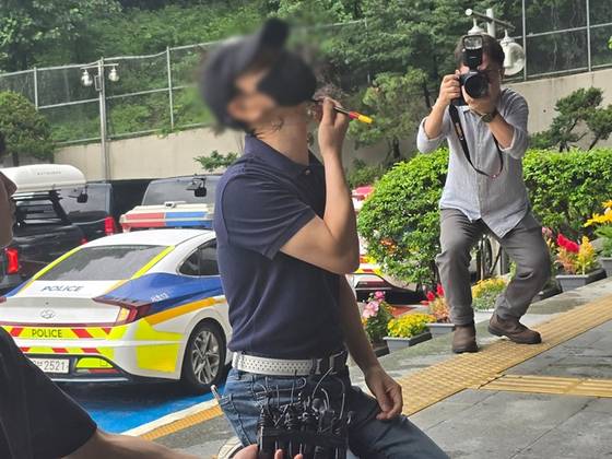 지난해 서울 강남역 의대생 살인 사건 피해자의 아버지가 오늘(20일) 서울 서초경찰서 앞에서 최모(26)씨의 범행 과정을 재연하며 설명하고 있다. 〈사진=연합뉴스〉