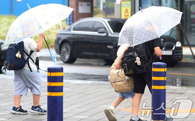 13일 전북 완주군 한 초등학교 앞에서 우산을 쓴 어린이들이 발걸음을 재촉하고 있다. 2025.6.13/뉴스1 ⓒ News1 유경석 기자