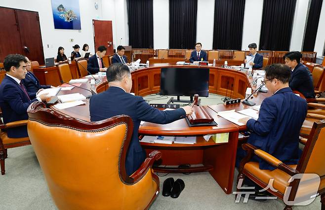 신성범 국회 정보위원장이 19일 오후 서울 여의도 국회에서 열린 이종석 국가정보원장 인사청문회 개의를 선언하고 있다. 2025.6.19/뉴스1 ⓒ News1 안은나 기자