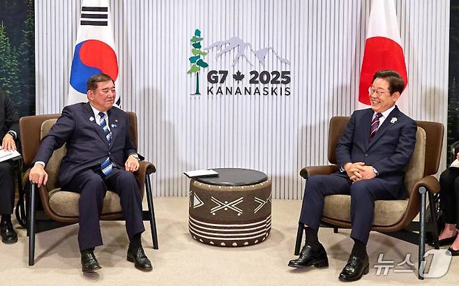 이재명 대통령이 지난 17일(현지시간) 캐나다 앨버타주 캐내내스키스 주요 7개국(G7) 정상회의장에서 이시바 시게루 일본 총리와 한·일 정상회담을 하고 있다. (대통령실 제공. 재판매 및 DB 금지) 2025.6.19/뉴스1 ⓒ News1 박지혜 기자