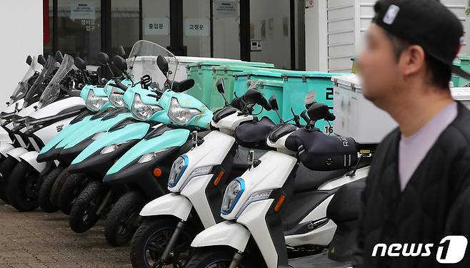 서울 강남구 논현동 배달의민족 자회사 '딜리버리N' 앞에 오토바이들이 주차되어 있다. 2023.5.5/뉴스1 ⓒ News1 김진환 기자