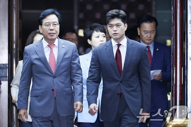 김용태 국민의힘 비상대책위원장(앞줄 오른쪽), 송언석 원내대표가 20일 오전 서울 여의도 국회에서 열린 비리백화점 이재명 정부 인사청문회 대책 긴급의원총회에 입장하며 대화하고 있다. 2025.6.20/뉴스1 ⓒ News1 안은나 기자