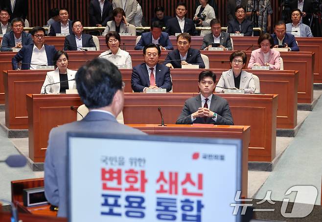 김용태 국민의힘 비상대책위원장을 비롯한 의원들이 20일 오전 서울 여의도 국회에서 열린 비리백화점 이재명 정부 인사청문회 대책 긴급의원총회에 참석해 송언석 원내대표 발언을 듣고 있다. 2025.6.20/뉴스1 ⓒ News1 안은나 기자