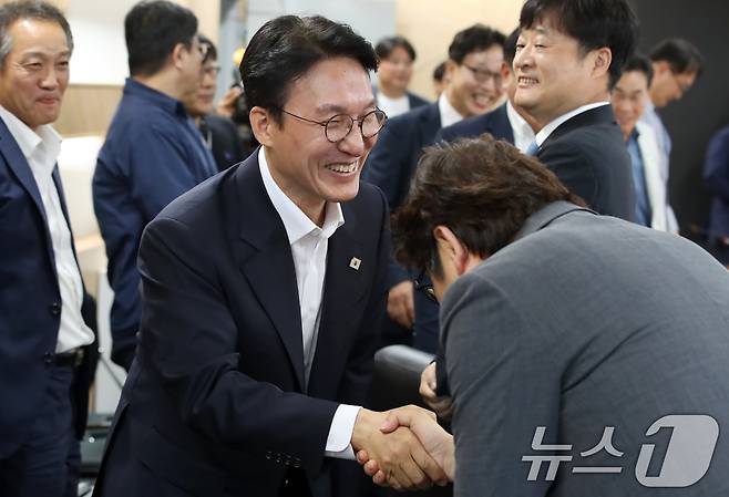 김민석 국무총리 후보자가 20일 오전 대구 수성구 알파시티 내 대구디지털혁신진흥원에서 열린 '인공지능 전환(AX) 연구거점 조성을 위한 경청 간담회'에서 참석자들과 인사 나누고 있다. 2025.6.20/뉴스1 ⓒ News1 공정식 기자