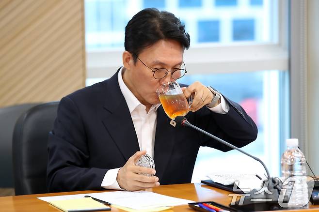 김민석 국무총리 후보자가 20일 오전 대구 수성구 알파시티 내 대구디지털혁신진흥원에서 열린 '인공지능 전환(AX) 연구거점 조성을 위한 경청 간담회'에 참석해 모두발언 전 차를 마시고 있다. 2025.6.20/뉴스1 ⓒ News1 공정식 기자