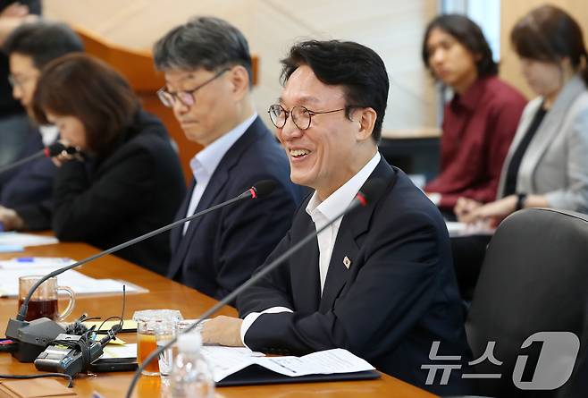 김민석 국무총리 후보자가 20일 오전 대구 수성구 알파시티 내 대구디지털혁신진흥원에서 열린 '인공지능 전환(AX) 연구거점 조성을 위한 경청 간담회'에 참석해 모두발언을 하고 있다. 2025.6.20/뉴스1 ⓒ News1 공정식 기자