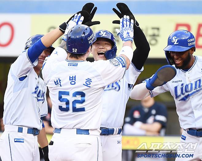 1회말 2사 만루 박병호의 만루홈런에 선행주자들이 환호하고 있다.