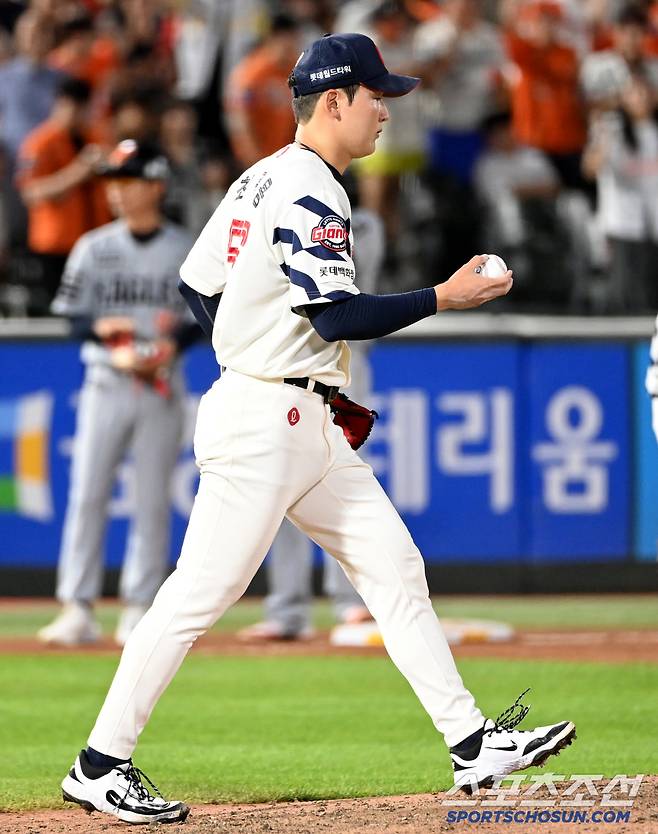 19일 부산 사직야구장에서 열린 한화와 롯데의 경기, 8회초 무사 1,2루 롯데 최준용이 한화 노시환의 땅볼을 잡은 유격수 전민재의 2루 악송구로 실점한 뒤 아쉬워하고 있다. 부산=허상욱 기자wook@sportschosun.com/2025.06.19/