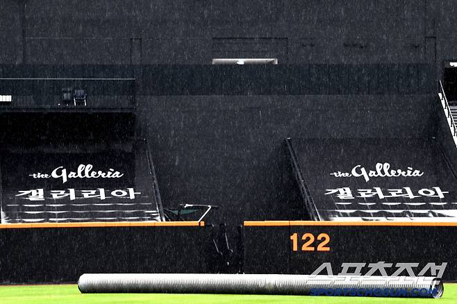20일 대전 한화생명볼파크에서 키움-한화전이 열릴 예정이지만 많은 비가 내리고 있다.
