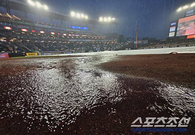 15일 대전 한화생명볼파크에서 열린 한화와 LG의 경기. 5회말 5대 4 한화가 앞선 가운데 우천으로 경기가 중단됐다. 30분 넘게 폭우가 쏟아지고 있는 볼파크. 대전=송정헌 기자songs@sportschosun.com/2025.06.15/