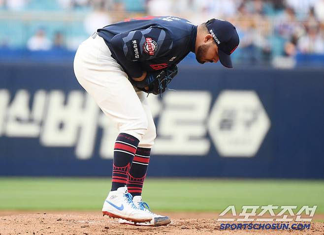 27일 대구 라이온즈파크에서 열린 롯데-삼성전. 롯데 선발투수 감보아가 투구 전 독특한 예비 동작을 취하고 있다. 대구=정재근 기자 cjg@sportschosun.com/2025.5.27/