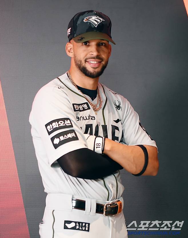 20일 대전 한화생명볼파크. 한화의 대체용병 루이스 리베라토가 유니폼을 입고 포즈 취했다. 대전=정재근 기자 cjg@sportschosun.com/2025.6.20/