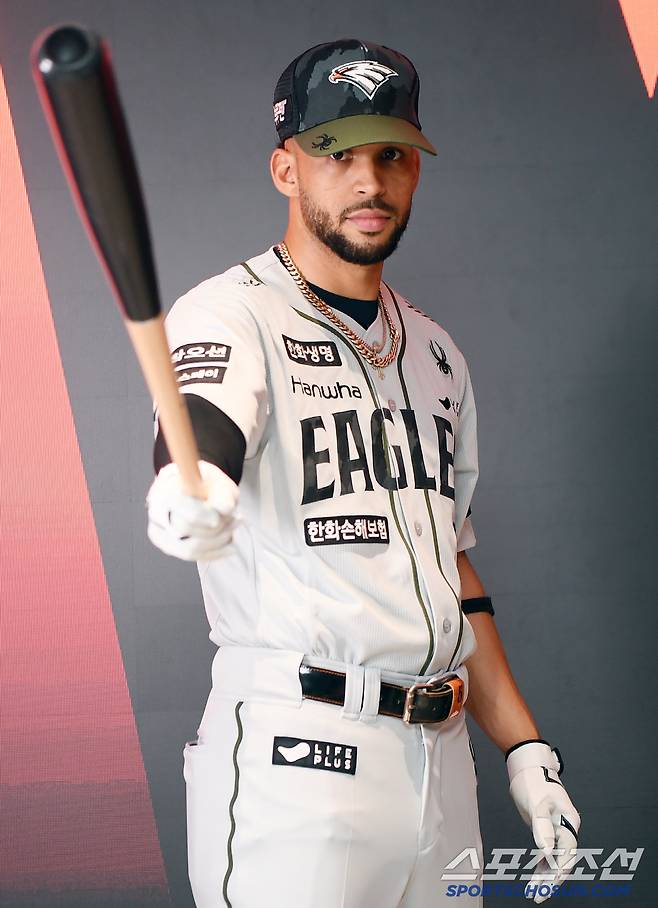 20일 대전 한화생명볼파크. 한화의 대체용병 루이스 리베라토가 유니폼을 입고 포즈 취했다. 대전=정재근 기자 cjg@sportschosun.com/2025.6.20/