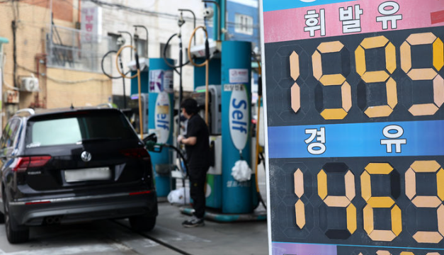윤창현 산업통상자원부 자원산업정책국장은 19일 서울 석탄회관 회의실에서 정유·주유소 업계 등과 석유·가스 수급 상황을 점검했다. 사진은 지난 16일 서울 시내 한 주유소. / 뉴시스