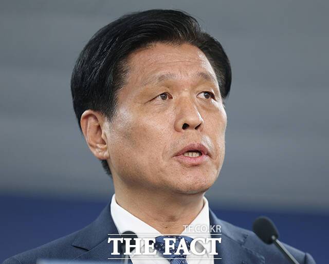 이재명 정부 인수위원회 역할을 맡은 국정기획위원회가 20일 "대통령의 핵심 공약이 제대로 분석되지 않았다"며 검찰 업무보고를 중단했다. 조승래 국정기획위 대변인이 서울 종로구 정부서울청사 창성동 별관에서 정례브리핑을 하는 모습. /임영무 기자