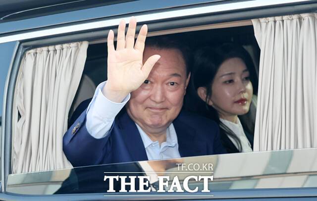 윤석열 전 대통령과 김건희 여사가 헌법재판소 파면 결정 후 일주일 만인 4월 11일 오후 서울 용산구 한남동 대통령 관저를 떠나고 있다.