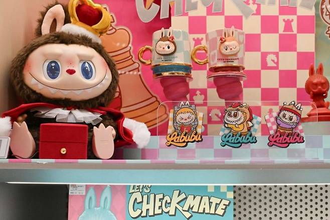 베이징의 한 팝마트 매장서 판매되지 않는 라부부 피규어를 올려놓았다. AFP연합뉴스.