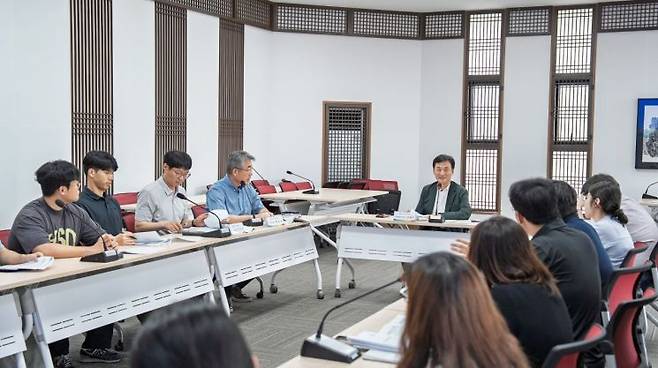 김일곤 경북관광공사 경영개발본부장이 회의를 주재하고 있다.