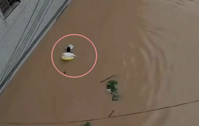 폭우에 튜브를 타고 학교로 향하는 학생 모습. 웨이보.