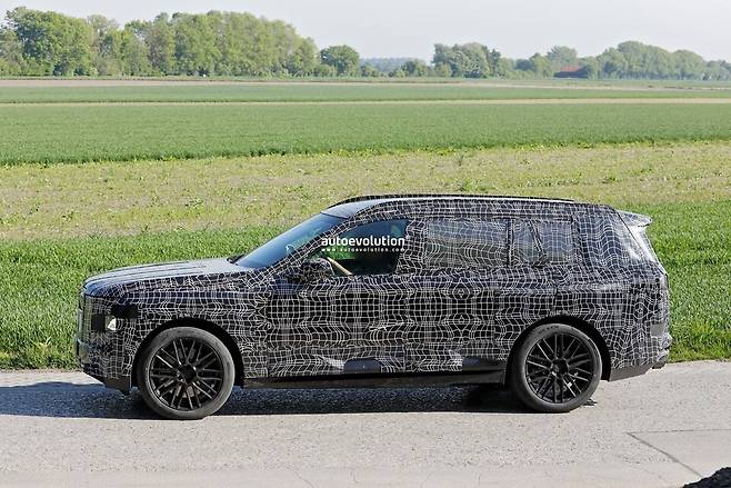 사진 : BMW X7 풀체인지 테스트카 (출처=Autoevolution)
